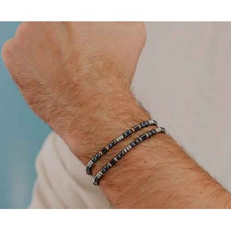 Bracciale ematite nera UBR 925 indossato